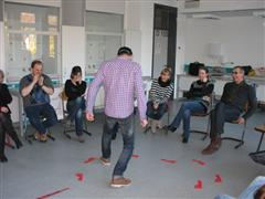 So fühlt sich Rausch an - das Gehen ist mit der Rauschbrille schwer beeinträchtigt.